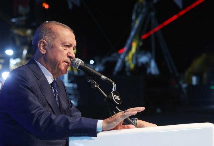<p>"Geçen yıl 100'den fazla ülkeye ihracat yapan sektörümüz 1,7 milyar doları ülke ekonomisine kazandırdı. Hedefimiz bu yıl bir rekor daha kırmaktır. Karadeniz'de büyütülen ve ithal somona alternatif olan Türk somonu ile Ege ve Akdeniz'de yetiştirilen levrek ve çipurayı dünyada marka haline getirdik. Yeni pazara girmesine rağmen Türk somonu çok ciddi talep gördü. Geçen yıl 312 milyon dolar olan Türk somonu ihracatını inşallah bu sene 400 milyon dolara ulaştıracağız. Artık balıkçılarımız dünyaya açılıyor. Başta Moritanya olmak üzere Afrika ülkelerinde 50 balıkçı gemimiz, binden fazla tayfa ile avcılık yapıyor. Balıkçılarımız bu şekilde ülkemiz denizlerinde yıllık olarak avladıkları balık miktarının iki katı, yani yaklaşık 600 bin ton balığı okyanuslarda avlıyor. Balıkçılarımız, kurdukları balık işleme tesisleriyle hem yerel halka istihdam sağlıyorlar hem de ülkemize milyonlarca dolar döviz kazandırıyorlar. Yurt dışındaki faaliyetleriyle kazan-kazan anlayışımızı en güzel şekilde temsil eden balıkçılarımızı tebrik ediyorum."</p>
<p>.</p>