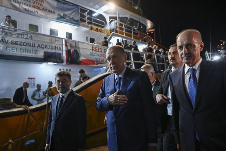 <p> Balıkçılarımızın maliyetlerini düşürmek için 2004'ten itibaren ÖTV'siz yakıt veriyoruz. Bugüne kadar toplamda 15,6 milyar lira ÖTV'siz yakıt desteğinde bulunduk. Su ürünleri avcılarına ve üreticilerine Ziraat Bankası ve Tarım Kredi Kooperatifleri vasıtasıyla indirimli kredi sağlıyoruz. Sektörümüzü 2002'den beri toplam 23,2 milyar liralık sübvansiyonlu krediyle destekledik. Küçük ölçekli kıyı balıkçılarımızı da unutmadık, unutmuyoruz. 12 metreden küçük gemisi olan 14 binden fazla kıyı balıkçımıza da sahip çıkıyoruz. Bugüne kadar 313 milyon lira kıyı balıkçımıza ödeme yaptık."</p>
