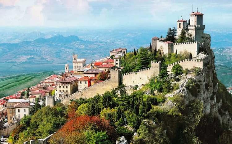 <p>San Marino/İtalya içerisinde minik bir şehir devleti olan San Marino, Türk vatandaşlarına vizesiz ancak ülkenin kendi havalimanı olmadığı için ilk durağınız İtalya olacak. İtalya topraklarından geçeceğiniz için Schengen vizesi gerekiyor.</p>
