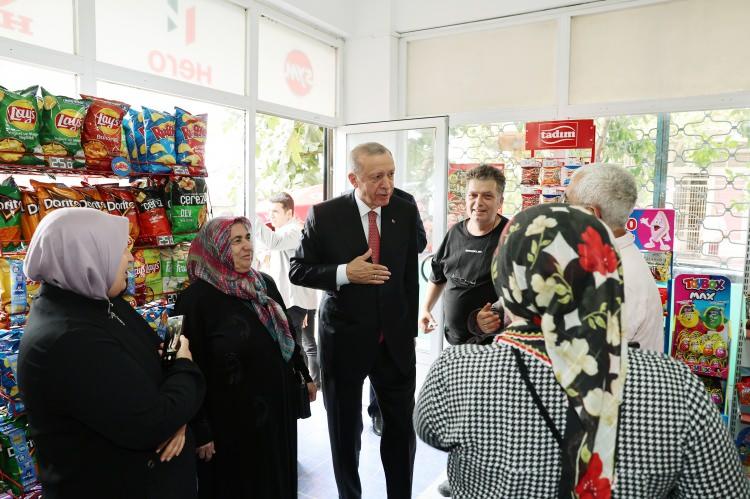 <p>Cumhurbaşkanı Recep Tayyip Erdoğan, İstanbul Kısıklı'daki konutundan öğle saatlerinde ayrılarak Vahdettin Köşkü'ne geçti.</p>
