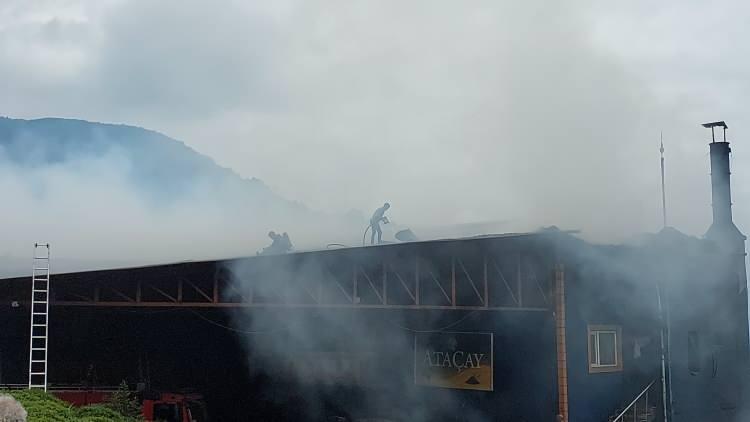 <p>Yangın, Güneysu ilçesine bağlı Kiremit Köyü Akarsu mahallesinde bulunan Ataçay'a ait çay fabrikasında saat 11.30 sıralarında çıktı.</p>
