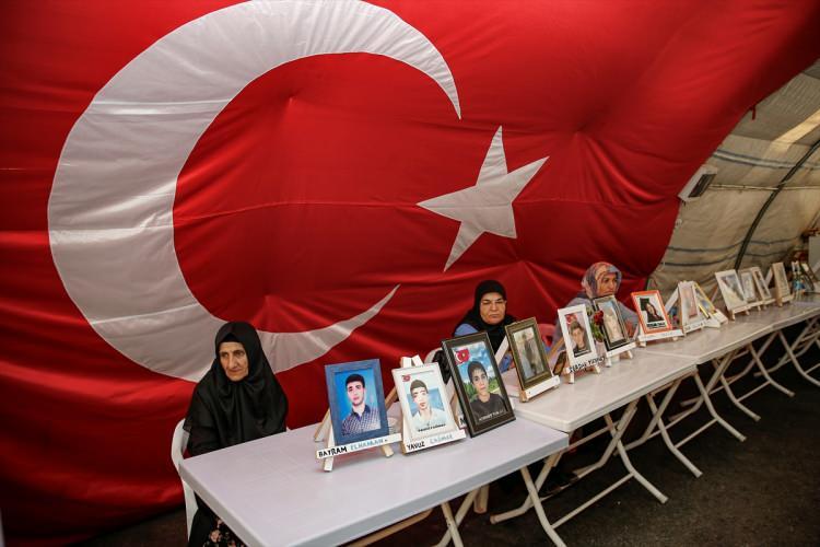 <p>Diyarbakır'dan 8 yıl önce kandırılarak dağa götürülen oğlu Ramazan için eylem yapan anne Mevlüde Üçdağ, oğlunu çok özlediğini, gece gündüz onu düşündüğünü söyledi.</p>
<p>HDP ile terör örgütü PKK'nın oğlunun hayallerini ve hayatını elinden aldığını belirten Üçdağ, evladına kavuşma umudunu hiçbir zaman kaybetmediğini dile getirdi.</p>