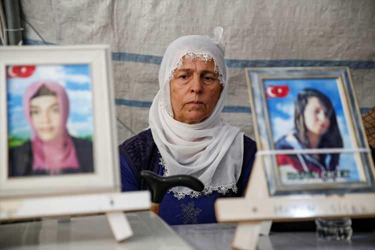 <p>Üçdağ, şunları kaydetti:</p>

<p>"Biz 4 yıldır evlat mücadelesi veriyoruz. 1 yılı daha evladımızdan ayrı geçirmek istemiyoruz. Bir an önce çocuklarımıza kavuşmak istiyoruz. 3 Eylül'de tüm Türkiye ve dünya bize destek versin, nefesimize nefes olsunlar. Biz HDP ve PKK'nın yolunu kestik, artık hiçbir çocuk dağa gitmiyor. Hepsi okullarını okuyup üniversiteye yerleşiyor. Terörün bitmesini istiyoruz."</p>
