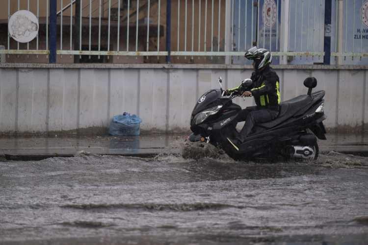 <p><strong>VATANDAŞLAR HAZIRLIKSIZ YAKALANDI</strong></p>

<p>Yağışa cadde ve sokaklarda hazırlıksız yakalanan vatandaşlar, kapalı alanlarda sağanağın durmasını bekledi. </p>
