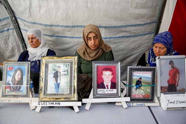 <p>Diyarbakır'dan 13 yıl önce 18 yaşında kandırılarak dağa götürülen oğlu Mahmut için eylem yapan anne Bedriye Uslu, AA muhabirine, oğlu için her sabah çadıra gelip evlat nöbeti tuttuğunu söyledi.</p>
<p>Evladına kavuşana kadar nöbetini sürdüreceğini belirten Uslu, evlat acısının dayanılmaz olduğunu, oğluna kavuşma umudunu hiçbir zaman yitirmediğini dile getirdi.</p>