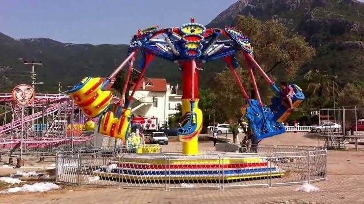 <p>Şu an üzerinde aktif lunapark bulunan arsanın bulunduğu mevkide sadece 1 adet dükkanın 25 Milyon TL'lerden bahsedildiği düşünülürse, bizler de diyoruz ki; acaba Bu Fethiye'mizin en değerli hazinelerinden birisini kimlere peş keş çekeceksiniz.</p>
