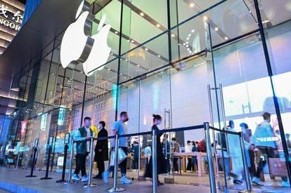 <p>Apple 2023'teki en büyük etkinliği için davetiyeleri resmen gönderdi. Apple 12 Eylül'de Cupertino'da düzenleyeceği bir etkinlikle iPhone 15 serisini tanıtacak<strong>. Etkinlik Türkiye saatiyle 22:00'de başlayacak.</strong></p>
