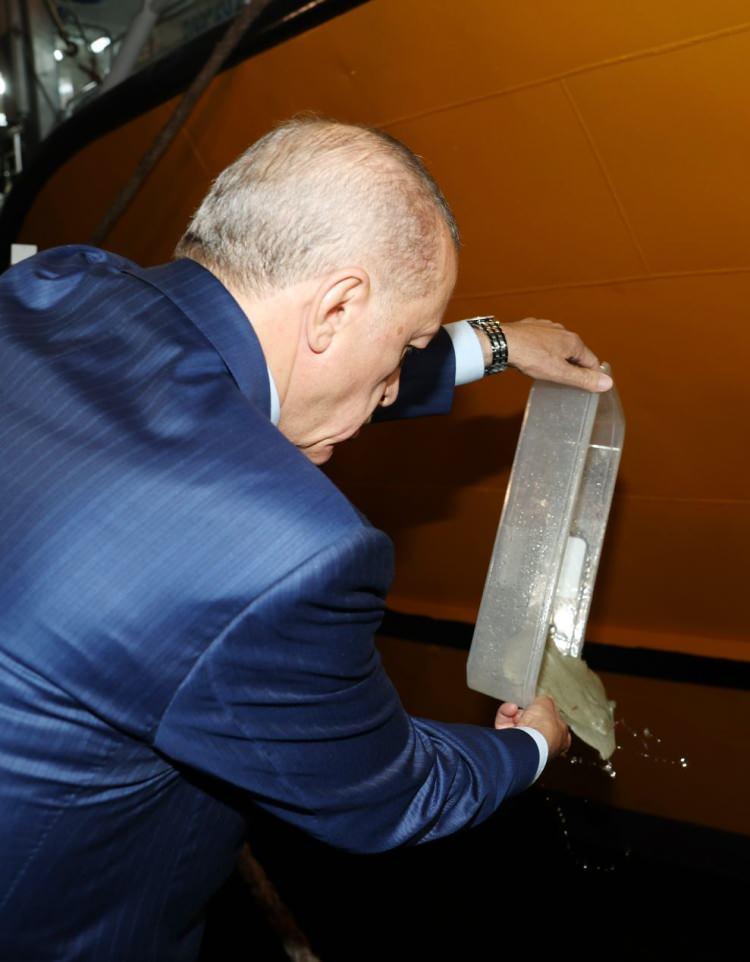 <p>400 MİLYON DOLARA ULAŞACAK</p>

<p>Başkan Erdoğan, Poyrazköy'deki 2023-2024 su ürünleri av sezonu açılışında yaptığı konuşmada, deniz ve su ürünlerinde her yıl ölçek ve hedef büyüterek yola devam ettiklerini söyledi.</p>

<p>Su ürünleri ihracatında 2023 hedeflerinin 1 milyar dolar olduğunu, 4 yıl önce bu rakama ulaşmayı başardıklarını belirten Erdoğan, şunları kaydetti:</p>

<p> </p>
