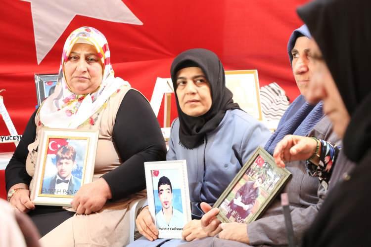 <p><strong>TOPLUMUN TÜM KESİMLERİNDEN DESTEK</strong></p>

<p>Oturma eylemi yapan ailelerin kendilerinden koparılan evlatlarını istediği haklı talebini tüm Türkiye duydu. Cumhurbaşkanı Recep Tayyip Erdoğan ile bakanlar, aileleri eylem yaptıkları çadırda ziyaret etti, sonuna kadar ailelerin yanında oldukları mesajını verdi.<br />
Diyarbakır anne ve babalarını siyasetçi, sanatçı, gazeteci, yazar, sporcu, sivil toplum kuruluşu temsilcisi, kanaat önderi, din adamı, şehit ailesi, gazi, esnaf, muhtar, öğretmen ve gurbetçiler olmak üzere toplumun her kesiminden binlerce kişi ziyaret etti.</p>

