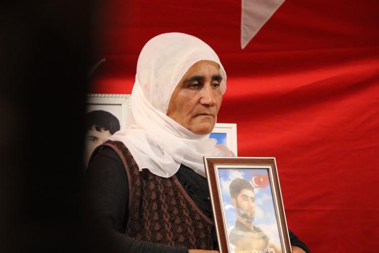 <p>Yaz kış, kar yağmur, bayram salgın demeden aralıksız devam eden evlat nöbetinde anne ve babaların 'geri dön' çağrısına kayıtsız kalmayıp terör örgütü PKK'dan kaçarak güvenlik güçlerine teslim olanlar, bekleyişi devam eden ailelere de umut oldu.<br />
Gelen her evlat için sevinç gözyaşı döken aileler aynı mutluluğu yaşama ümidiyle ellerinde çocuklarının fotoğrafıyla HDP il binası önündeki çadırda bekleyişlerini sürdürdü.</p>
