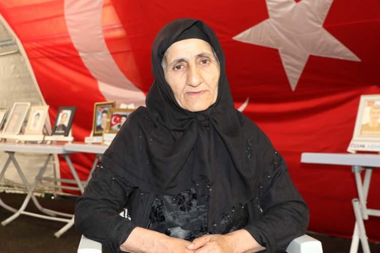 <p>Dağda olan gençlere de seslenen Koç, “Gelin, kendinizi orada ölüme terk etmeyin. Bu dava boş, 45 tane evladımız geldi hepsi anne ve babalarının yanlarına gittiler. Sizde gelin devletimize teslim olun. Ben hala buradayım çadırdaki anne, babalara hala destek vereceğim. Dağda bir tane çocuk kalmayana kadar mücadelemize devam edeceğiz. Buradaki ailelere de destek vermeye devam edeceğim” diye konuştu.</p>

