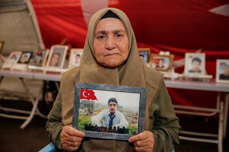 <p>Yaz kış, kar yağmur, bayram, salgın demeden aralıksız devam eden evlat nöbetinde anne ve babaların "geri dön" çağrısına kayıtsız kalmayıp terör örgütü PKK'dan kaçarak güvenlik güçlerine teslim olanlar, bekleyişi devam eden ailelere de umut oldu.</p>
