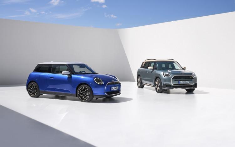<p>Elektrikli, Benzersiz ve Dijital Yeni MINI Ailesi<br />
Otomotiv dünyasının ikonik modelleri arasında yer alan MINI Cooper ve MINI Countryman, tamamen elektrikli versiyonlarıyla birlikte IAA Mobility 2023'te tanıtılacak.</p>

<p>MINI Cooper 3 Kapı modeli, markanın temelini oluşturmaya devam ederken, Yeni MINI Ailesiyle birlikte tamamen elektrikli iki yeni versiyon IAA Mobility’de karşımıza çıkıyor. Tamamen elektrikli Yeni MINI Cooper E modeli, 135 kW / 184 bg güç ve 290 Nm tork üreten bir elektrik motoruna sahip. Bu motor, aracı 0'dan 100 km/s hıza 7.3 saniyede çıkarıyor. Yeni MINI Cooper E, WLTP değerlerine göre 305 km’ye varan menziliyle dikkat çekiyor.</p>
