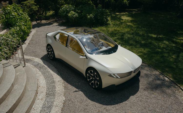<p>BMW’nin gelecek jenerasyonlarından ipuçları taşıyan konsept otomobili The BMW Vision Neue Klasse, elektrifikasyon, dijitalizasyon ve döngüselliği bir araya getiriyor. BMW’nin kendine özgü tarzını bu odak alanlarına yansıtan yeni konsept otomobil tasarım, kontrol/operasyon, verimlilik ve sürdürülebilirlik kriterlerini yeni bir boyuta taşıyor.<br />
<br />
Öncülleri BMW iVision Circular ve BMW iVision Dee çalışmalarında geliştirilen teknoloji, bilgi ve tecrübe üzerine inşa edilen BMW’nin yeni konsept otomobili iç ve dış tasarımdan, kullanıcı deneyimine, güç ünitesinden pil teknolojisine kadar yeni ufukları gözler önüne seriyor.<br />
<br />
Sade, zamansız ve elegan dış tasarımını otomobilin kabin dizaynına da yansıtan BMW Vision Neue Klasse, 21 inç boyutundaki jantları ve geniş çamurluklarıyla üstün bir aerodinamizmi de beraberinde taşıyor. Monolitik yüzeye sahip gövdesiyle dikkat çeken Neue Klasse'nin ön ve arka bölümlerindeki güçlü girintileri olabildiğince geniş görüş açısı sağlarken otomobile farklı bir estetik de katıyor.<br />
<br />
BMW'nin imzası niteliğindeki BMW Böbrek Izgaraları ve çift parçalı farlar, Neue Klasse'nin dış dünya ile etkileşimini sağlarken üç farklı animasyona sahip farlar diğer otomobillerin ve yayaların yakınlaşma durumuna göre hızlıca tepki veriyor.</p>