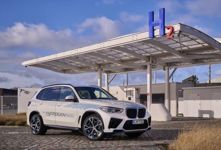 <p>Yeni BMW iX5 Hydrogen<br />
<br />
<br />
IAA Mobility 2023’te ilk kez otomobil tutkunlarının beğenisine sunulan Yeni BMW iX5 Hydrogen, markanın sürüş teknolojilerindeki inovatif gücünü gözler önüne serecek. BMW X5’in hidrojen yakıt hücreli versiyonu olarak geliştirilen Yeni BMW iX5 Hydrogen, BMW’nin beşinci nesil iDrive teknolojisini bünyesinde barındırıyor. 295kW/401 HP güce sahip olan Yeni BMW iX5 Hydrogen, 0-100 km hızlanmasını altı saniyede tamamlıyor. İki adet 700 barlık hidrojen tankı bulunan otomobil, WLTP verilerine göre 504 kilometre menzile sahip. Altı litrelik hidrojen depolamaya imkan tanıyan tanklar, üç ile dört dakika arasında doldurulabiliyor.</p>
