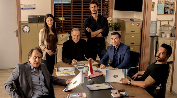 <p><span style="color:#B22222"><em><strong>Türk televizyonlarının en uzun soluklu dizilerinden biri olarak adından söz ettiren Arka Sokaklar'ın başrol oyuncuları Zafer Ergin, İlker İnanoğlu ve Özgür Ozan, yeni sezon hakkında açıklamalarda bulundu.</strong></em></span></p>
