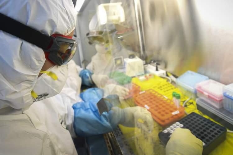 <p>Klima, jakuzili havuz, havalandırma sistemleri gibi sistemlerden solunum yoluyla bulaşan hastalık antibiyotik ile tedavi edilebilirken, risk grubunda bulunan hastaların ise yüzde 10'u hayatını kaybediyor. </p>
