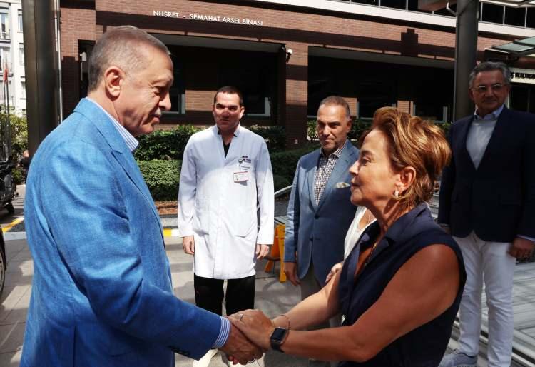 <p>Cumhurbaşkanı Recep Tayyip Erdoğan, denizde geçirdikleri kazanın ardından tedavileri İstanbul'da sürdürülen Esas Holding Yönetim Kurulu Başkanı Ali Sabancı ve eşi Vuslat Doğan Sabancı'yı hastanede ziyaret etti.</p>
