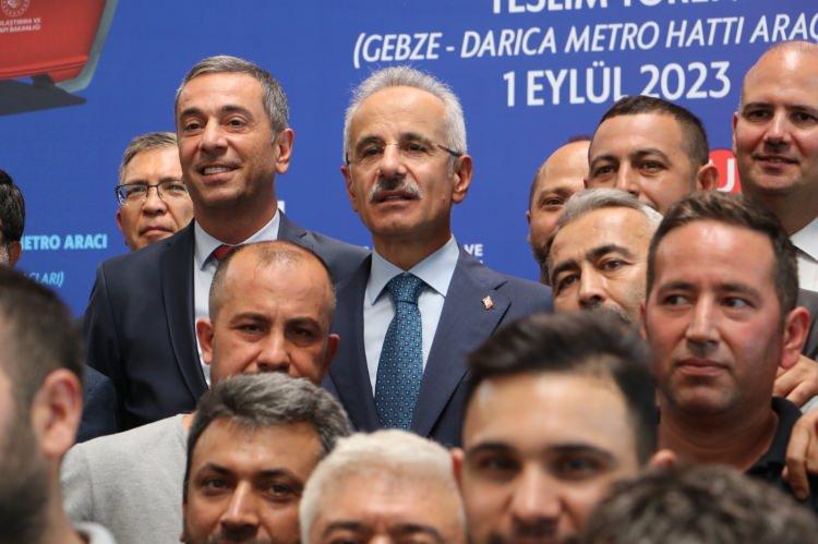 <p><span style="color:#800000"><strong>Bakan Uraloğlu'nun a&ccedil;ıklamaları ş&ouml;yle:</strong></span></p>

<p><strong>&Uuml;lkemizin toplu ulaşım ekonomisi i&ccedil;inde kalmasına vesile olmaktadır. Milliliği ilk sırada tutarak firmalarımızın destek&ccedil;isi oluyoruz. Yerli &uuml;retimi destekledik ve artırma gayreti i&ccedil;inde olduk. &Uuml;lkemizin aşamayacağı sınır olmadığı kanaatindeyim.</strong></p>

<p><strong>Her biri 4 ara&ccedil;tan oluşan 7 set halinde &uuml;retimi tamamlanacak ilk setimizin fabrika &uuml;retimi tamamlanmıştı. Fabrikadan &ccedil;ıkarıp sahaya sevk etmenin heyecanını yaşıyoruz.</strong></p>
