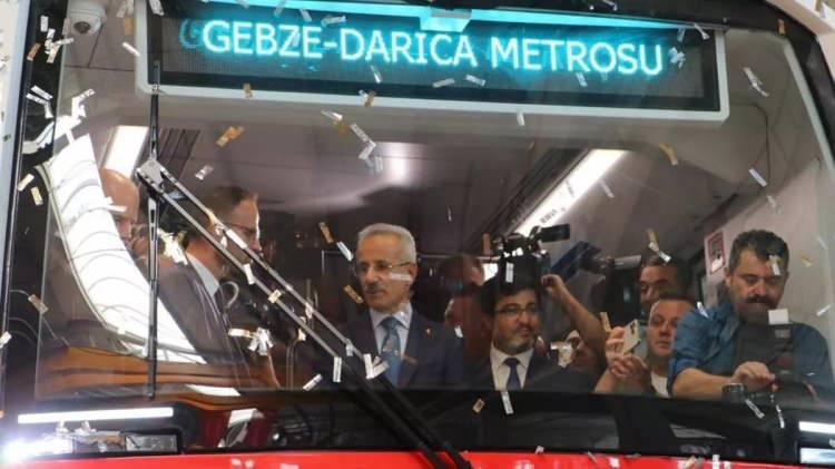 <p><span style="color:#800000"><strong>Y&Uuml;ZDE 70 YERLİLİK ORANIYLA &Uuml;RETİLDİ</strong></span></p>

<p><strong>80 km servis hızı, 1476 yolcu kapasitesi olmak &uuml;zere ve 88 metre uzunluğuyla s&uuml;r&uuml;c&uuml;s&uuml;z hizmet verecek aracımız y&uuml;zde 70 yerlilik oranıyla imal edilmiştir.&nbsp;</strong></p>

<p>&nbsp;</p>
