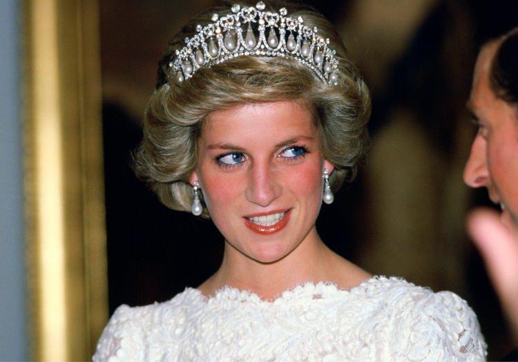 <p><span style="color:#000000"><strong>Prens Charles'la yaşadığı ihanetlerle dolu mutsuz evlilik ve hüzünlü bakışlarıyla bir dönemin en çok konuşulan ismi olan Diana, 1997 yılında Paris'te geçirdiği bir trafik kazası sonucu 36 yaşında yaşamını yitirmişti. </strong></span></p>
