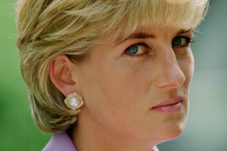 <p><span style="color:#000000"><strong>Diana'nın yanında kendi kanını taşıması ve kazadan 2 yıl önce hayatına mal olacak kazayı tahmin etmesi dünya basınında büyük yankı uyandırdı.</strong></span></p>