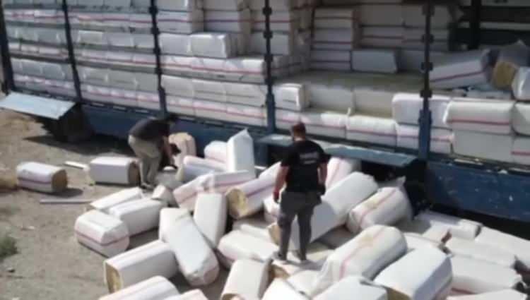 <p>İçişleri Bakanı Ali Yerlikaya, Mersin ve Diyarbakır'da düzenlenen operasyonlarda 110 kilogram skunk ile 279 kilogram esrar ele geçirildiğini duyurdu.</p>