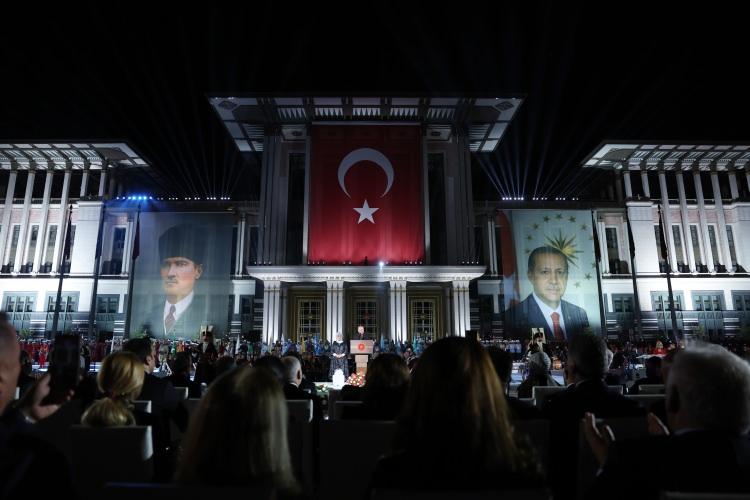 <p>Cumhurbaşkanı Recep Tayyip Erdoğan ile eşi Emine Erdoğan, Cumhurbaşkanlığı Külliyesi'nde düzenlenen 30 Ağustos Zafer Bayramı Konseri programına katıldı.</p>
