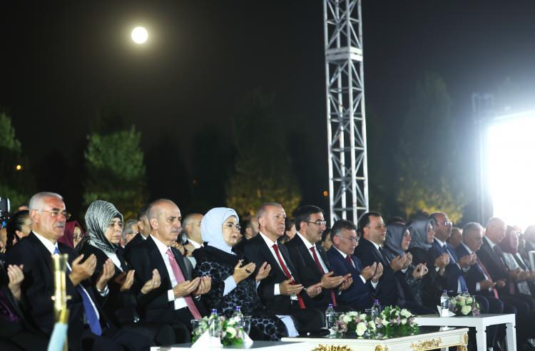 <p>Erdoğan, Cumhurbaşkanlığı Külliyesi'nde düzenlenen 30 Ağustos Zafer Bayramı Özel Konseri ve 100. Yıl Marşı Tanıtımı'nda yaptığı konuşmada, nereden gelindiğinin ve nerede bulunulduğunun farkında olmadan, nereye gidileceğinin bilinemeyeceğine işaret etti.</p>

<p> </p>
