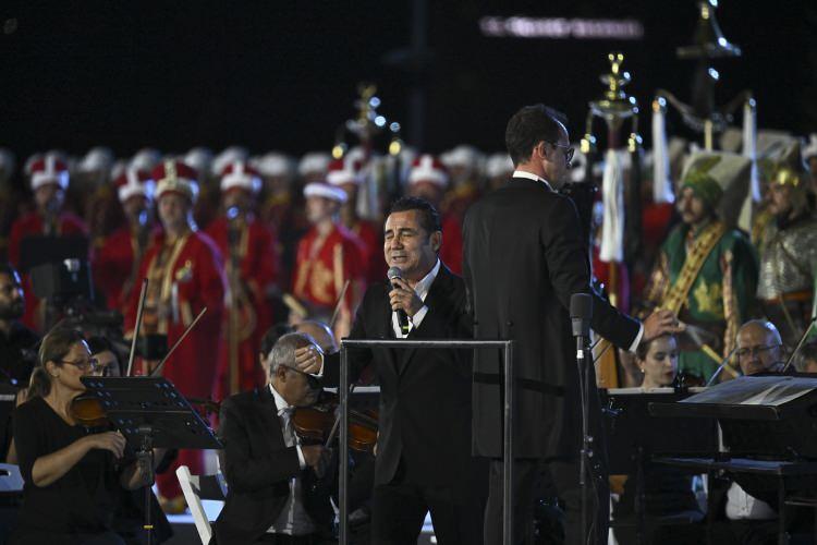 <p>Cumhurbaşkanlığı Külliyesi'nde 30 Ağustos Zafer Bayramı Konseri programı düzenlendi. Programda, Ferhat Göçer konser verdi.</p>