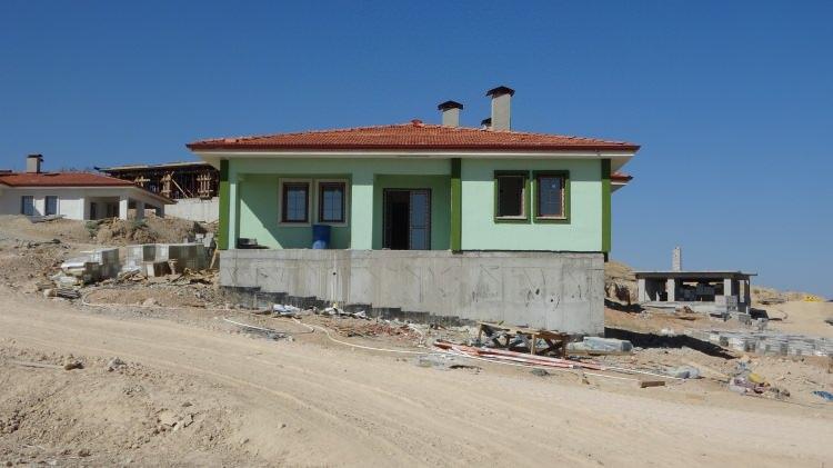 <p><strong>Yılbaşı gibi evlerimiz teslim edilecek. Evlerin yapımında emeği geçen başta Cumhurbaşkanımız olmak üzere her kese teşekkür ediyorum</strong>” diye konuştu.</p>
