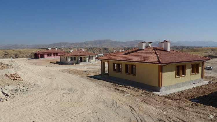 <p><strong>Depremler sonrasında 177 köy evi için ihale süreci tamamlanarak inşaat çalışmalarına başlandı. Devam eden çalışmalarda yüzde 40’ı seviyeye gelindi yaklaşık 30-40 evin inşası tamamlanmak üzere.</strong></p>