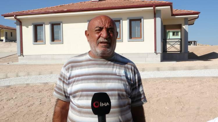 <p><strong>Bugünde depremler sonrası mahallemizde yapımına başlanan köy evlerine bakmaya geldik. Evler çok güzel Allah devletimize zeval vermesin. Evlerimizin yüzde 40’lık bir bölümü tamamlanmış durumda Allah Cumhurbaşkanımızdan razı olsun</strong>” dedi.</p>
