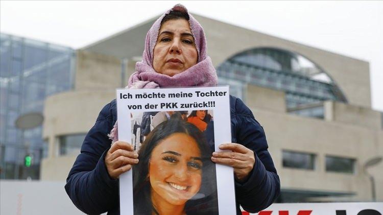 <p><strong>DİYARBAKIR ANNELERİNE BERLİN'DEN DESTEK GELDİ</strong></p>

<p>Berlin'de yaşayan ve terör örgütü PKK yandaşlarınca kaçırılan Nilüfer T.'nin annesi Maide T., 12 Kasım 2019'dan beri haber alamadığı kızını bulmak için 29 Şubat 2020'de terör örgütüne müzahir bir derneğin önünde oturma eylemi başlattı.<br />
Anne Maide T., daha sonra Alman yetkililerinin duyarsızlığı nedeniyle başbakanlık binası önünde bir süre eylemini devam ettirdi.</p>
