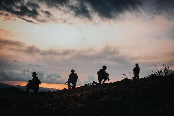 <p><strong>AİLELERİN EYLEMİNİ GÖRENLER İKNA ÇALIŞMALARIYLA ÖRGÜTTEN KAÇIYOR</strong></p>

<p>Yurt içi ve yurt dışında düzenlenen başarılı operasyonlarla terör örgütüne ağır darbe vuran güvenlik güçleri bir yandan da kaçırılan ya da kandırılarak dağa götürülen çocuk ve gençleri kurtarmak için ikna çalışması yürütüyor. Ailelerinin Diyarbakır'daki oturma eylemini görenlerin, ikna çalışmalarıyla terör örgütü PKK'dan kaçışı sürüyor.</p>
