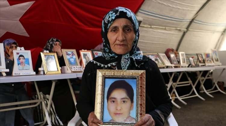 <p><strong>10 YIL SONRA KIZINA KAVUŞTU</strong></p>
<p>Evladına kavuşmasına rağmen oturma eylemini sürdüren annelerden Esmer Koç, süreci İhlas Haber Ajansı (İHA) muhabirine anlatarak, 2013 yılında HDP- PKK militanları ve onlara yardım ve yataklık yapanların kızını 14 yaşındayken kaçırdıklarını söyledi.<br />
10 yıl evlat hasreti çektiğini aktaran Koç, “Allah’a şükürler olsun kızım PKK terör örgütünün elinden kaçıp geldi. Çok mutluyum. Benim acım bitti. Allah, bin kere devletimizden razı olsun. Cumhurbaşkanımıza, İçişleri Bakanımıza, bütün asker, polisimize ve terörle mücadele ekibimizden Allah razı olsun. Ben buraya geldim mücadele ettim. Ben evladımı kazandım. İnşallah buradaki anneler ve babalar evladını alacak bütün dağdaki çocuklar gelecek” dedi.</p>