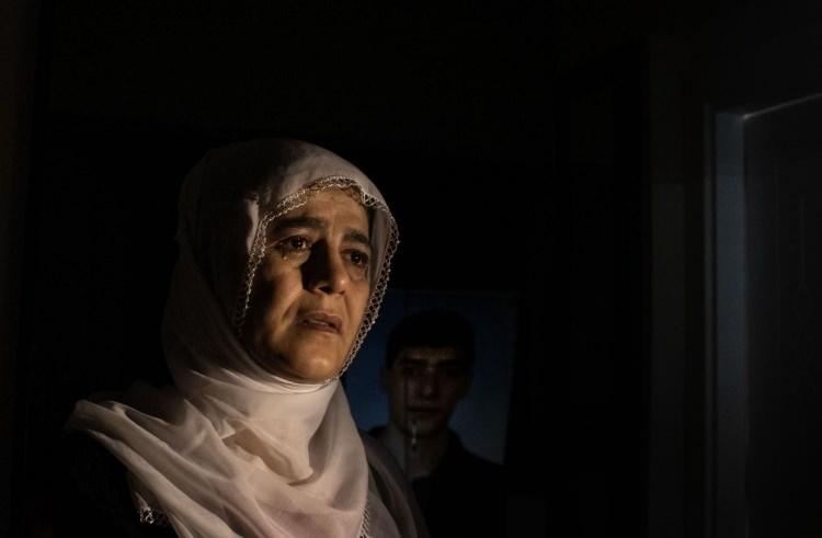 <p>Diyarbakırlı Sevgi Çağmar, evlat nöbetindeki annelerden biri. Oğlu Yavuz Çağmar, 2015 yılında terör örgütü PKK tarafından kandırılarak dağa götürüldü. Oğlu gittiğinden beri gözyaşları dinmeyen Sevgi anne, oğlunun özlemiyle yaşıyor.</p>
