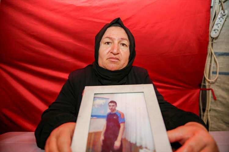 <p>Bir grup annenin dağa kaçırılan evlatları için 3 Eylül 2019'da HDP Diyarbakır İl Başkanlığı önünde başlattığı evlat nöbeti, 1460'ıncı güne ulaştı.</p>