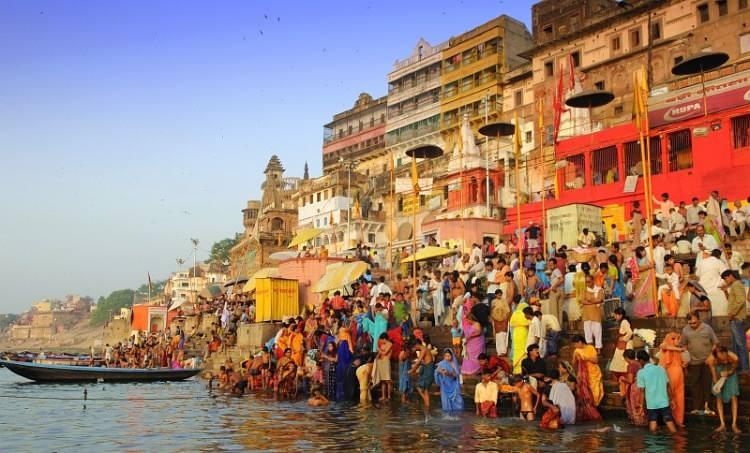 <p><span style="color:#B22222"><strong>20- VARANSİ/3000</strong></span></p>
<p>Varanasi, Hindistan'ın en kutsal ve eski şehirlerinden biridir. Ganj Nehri'nin kıyısında bulunan Varanasi, Hindu inançlarına göre yaşam döngüsünün son aşaması olan ölümün kutsal ritüellerinin gerçekleştirildiği bir merkez olarak bilinir.</p>