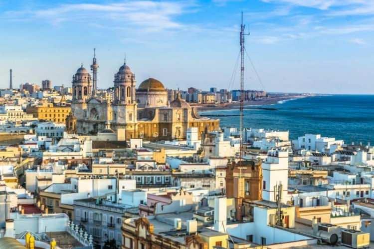 <p><span style="color:#B22222"><strong>19- CADİZ/3100</strong></span></p>

<p>Cádiz, İspanya'nın güneybatısında bulunan ve Atlas Okyanusu'na kıyısı olan önemli bir liman şehridir. Tarihi geçmişi oldukça eskiye dayanan Cádiz, zengin kültürel mirası, güzel plajları ve tarihi dokusuyla ziyaretçileri cezbetmektedir. Aynı zamanda Cádiz, İspanya'nın en eski şehirlerinden biri olarak bilinir ve antik dönemlere uzanan köklü bir geçmişi barındırır.</p>
