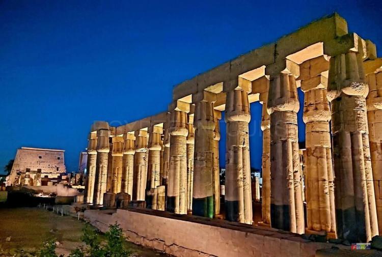 <p><span style="color:#B22222"><strong>18- THEBES/3400</strong></span></p>
<p>Thebes, antik Mısır'ın en önemli ve büyük şehirlerinden biriydi. Nil Nehri'nin doğu kıyısında yer alan Thebes, Mısır'ın orta bölgesinde bulunuyordu. Antik Mısır'ın Yeni Krallık döneminde (MÖ 16. - 11. yüzyıl) başkenti olan Thebes, pek çok önemli tapınak, saray ve anıtla süslenmişti. Luxor ve Karnak gibi büyük tapınaklar, Thebes'in dini ve kültürel merkezleri olarak ön plana çıkıyordu. Ayrıca bu bölgede yer alan Theban Mezarları, firavunlar ve yüksek rütbeli kişiler için yapılmış göz alıcı mezar komplekslerine ev sahipliği yapmıştır. </p>