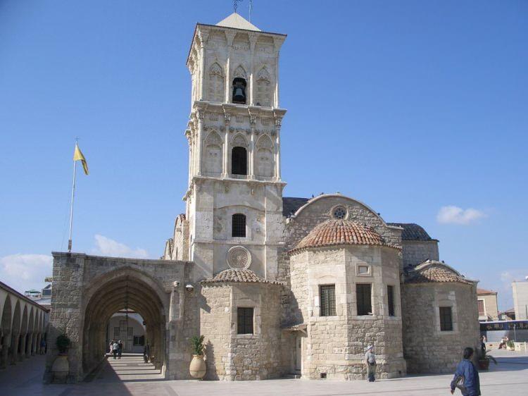 <p><span style="color:#B22222"><strong>17- LARNACA-3400</strong></span></p>
<p>Larnaka, Kıbrıs adasının güneydoğusunda bulunan önemli bir liman şehridir. Akdeniz'in kıyısında yer alan Larnaka, Kıbrıs'ın turistik ve ticari açıdan önemli bölgelerinden biridir. Plajları, tarihi yapıları ve lezzetli yemekleri ile ünlüdür. Aynı zamanda Larnaka Uluslararası Havalimanı, adaya gelen ziyaretçiler için ana giriş kapısıdır. Şehir, antik dönemlerden beri süregelen bir tarih ve kültür zenginliğine sahiptir. </p>
