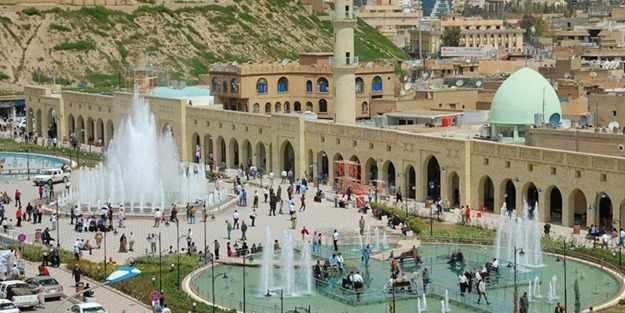 <p><span style="color:#B22222"><strong>14- KERKÜK/ 4200</strong></span></p>
<p>Kerkük, Irak'ın kuzeyinde yer alan önemli bir şehirdir. Çok etnikli ve çok kültürlü bir yapıya sahip olan Kerkük tarihi boyunca farklı kültürlerin etkisi altında kalmıştır. Aynı zamanda şehir, Kerkük Kalesi ve kentin simgesi haline gelmiş köprüleri ile tanınır. Irak'ın kuzeyindeki bu şehir, tarihi, kültürel ve sosyal çeşitliliği ile dikkat çeker.</p>