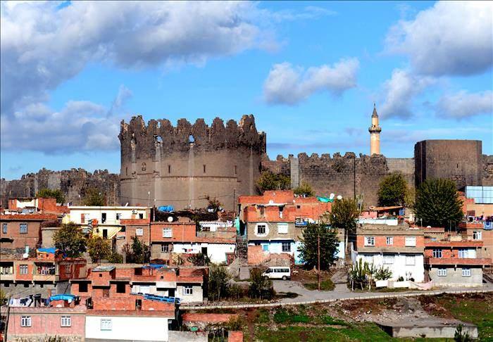 <p><span style="color:#B22222"><strong>12-SUR / 4750</strong></span></p>
<p>Sur, Türkiye'nin güneydoğusunda yer alan tarihi ve kültürel öneme sahip bir ilçedir. Diyarbakır iline bağlı olan Sur, tarihi boyunca önemli medeniyetlere ev sahipliği yapmıştır. Özellikle Sur ilçesinin merkezinde yer alan tarihi Sur iç kalesi ve çevresindeki tarihi dokular, UNESCO Dünya Mirası Listesi'nde yer almaktadır. Antik dönemlerden itibaren yerleşim yeri olan Sur, tarihi camileri, kiliseleri, türbeleri ve dar sokakları ile zengin bir geçmişi yansıtmaktadır. Kültürel mirası ve tarihi yapıları ile dikkat çeken Sur, aynı zamanda 2015 yılında ilan edilen Sur Kültürel Miras ve Yaşam Alanı kapsamında da büyük öneme sahiptir.</p>
