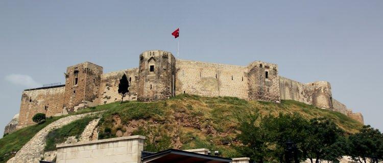 <p><span style="color:#B22222"><strong>9- GAZİANTEP /5650</strong></span></p>
<p>Gaziantep, Türkiye'nin güneydoğusunda bulunan tarihi ve kültürel açıdan zengin bir şehirdir. Gastronomi ve el sanatlarıyla ünlü olan Gaziantep, <span style="color:#B22222"><strong>"Türkiye'nin Mutfak Başkenti"</strong></span> olarak anılmaktadır. Şehir, tarihi boyunca <span style="color:#B22222"><strong>Hititler, Roma İmparatorluğu, Bizans ve Osmanlı </strong></span>gibi pek çok medeniyete ev sahipliği yapmıştır.</p>