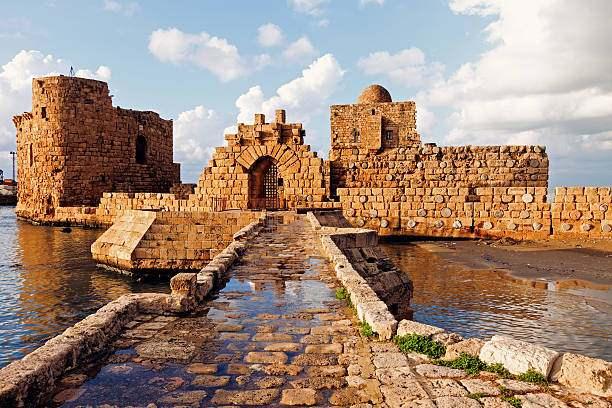 <p><span style="color:#B22222"><strong>7- SAYDA /6000</strong></span></p>
<p>Sayda (Sidon), Lübnan'ın sahil kesiminde yer alan tarihi ve ticaret merkezlerinden biridir. Antik Fenike şehirlerinden biri olan Sayda, tarihi boyunca önemli medeniyetlere ev sahipliği yapmıştır. Fenikeliler, Romalılar, Bizanslılar, Araplar ve Haçlılar gibi farklı kültürlerin etkisi altında kalmıştır.</p>