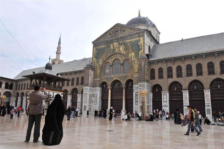 <p><span style="color:#B22222"><strong>4- ŞAM /6300</strong></span></p>
<p>Şam, Suriye'nin başkenti ve en büyük şehridir. Tarihi boyunca önemli medeniyetlere ev sahipliği yapmış olan Şam, Orta Doğu'nun en eski sürekli yerleşim yerlerinden biri olarak kabul edilir.</p>