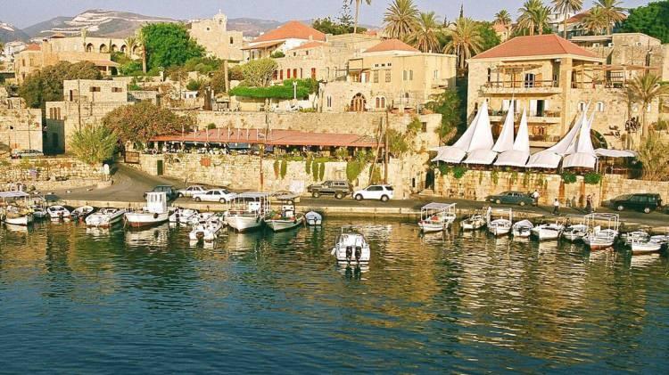 <p><span style="color:#B22222"><strong>2- BYBLOS /7000</strong></span></p>
<p>Byblos (Jbeil), Lübnan'ın sahil kesiminde yer alan antik bir şehirdir. Tarihi boyunca farklı medeniyetlere ev sahipliği yapmış olan Byblos, Orta Doğu'nun en eski sürekli yerleşim yerlerinden biri olarak kabul edilir. Fenikeliler, Romalılar, Bizanslılar, Araplar ve Haçlılar gibi medeniyetlerin etkisi altında kalmıştır.</p>