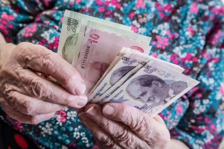 <p>Emekli maaşı düzenlemesi için oransal artış ve seyyanen zam gündeme geldi. En düşük emekli maaşı alanlar için yeni bir çalışma yapılırken, masada birkaç formülün bulunduğu bildirildi.</p>

<p> </p>
