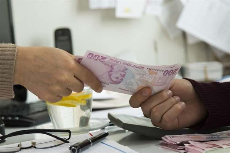 <p>Emekliler ve memurlar her yıl iki dönemde maaş artışı alıyor. Ocak ve temmuz aylarında oluşan 6 aylık enflasyon bu artışlarda en önemli belirleyici oluyor. </p>